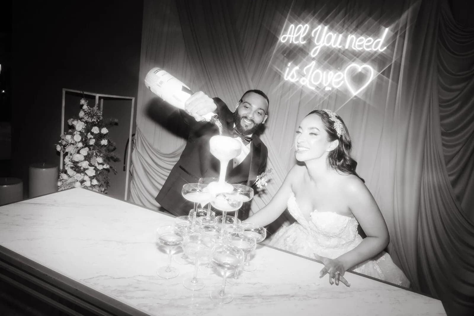 Novios brindando en blanco y negro