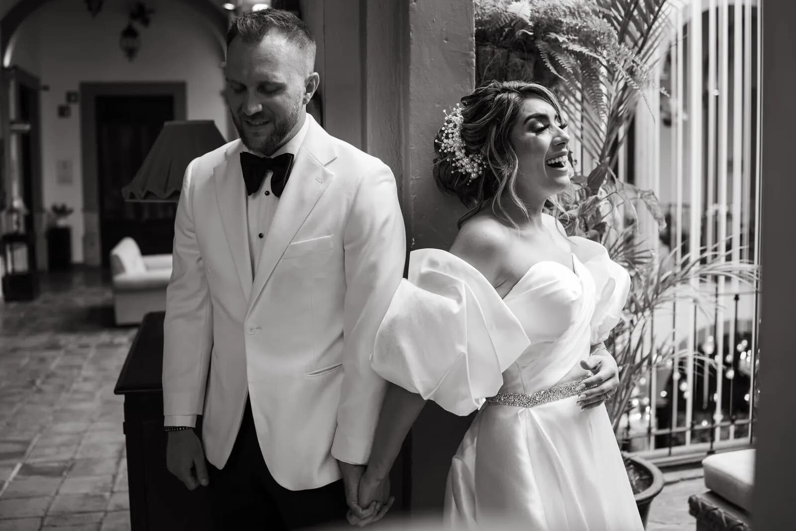 Novios saliendo de la ceremonia