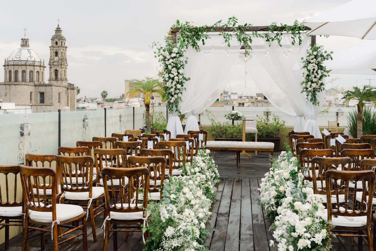 Ceremonia al aire libre con arco floral