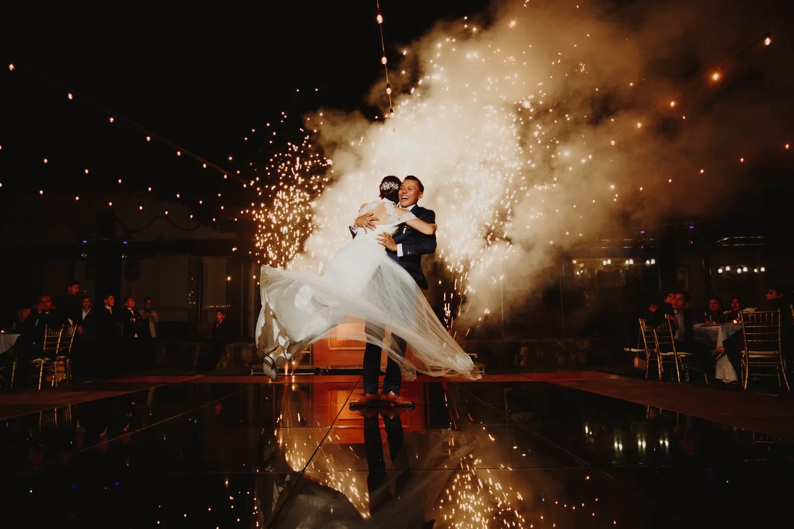 Novios con chispas frías en la fiesta