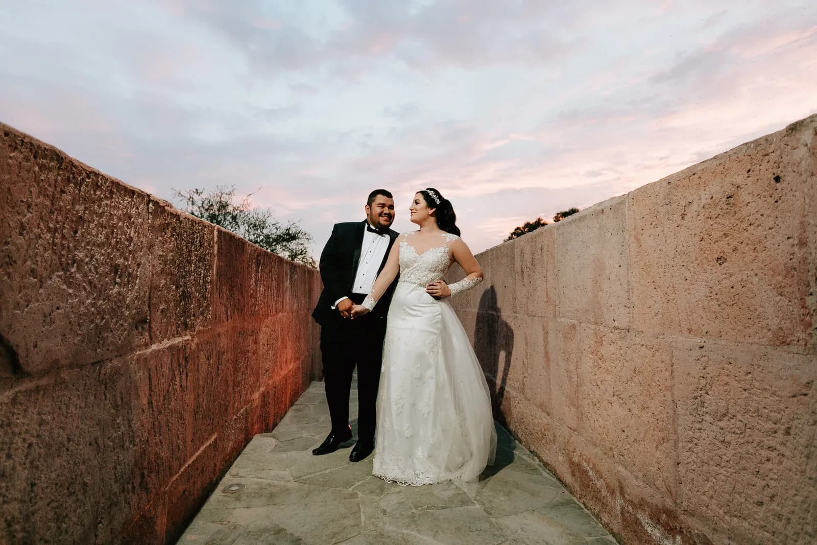 Novios caminando al atardecer