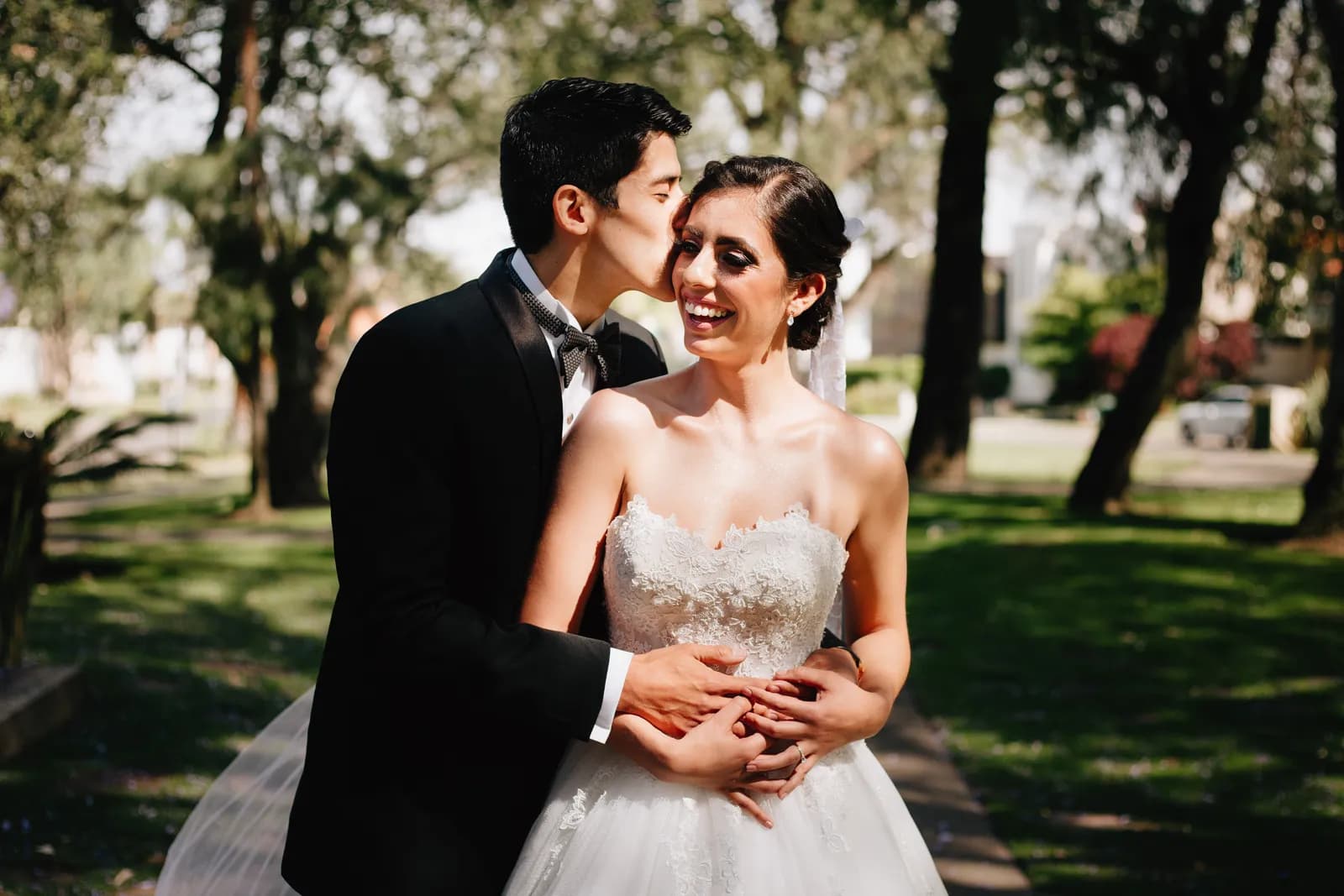 Pareja abrazada en el jardín