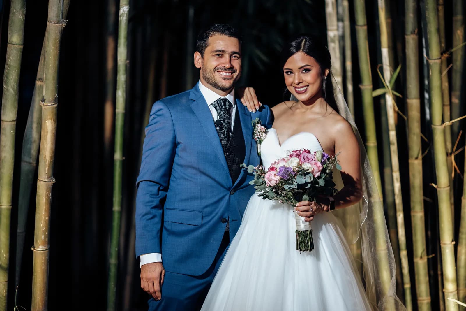 Pareja entre bambúes